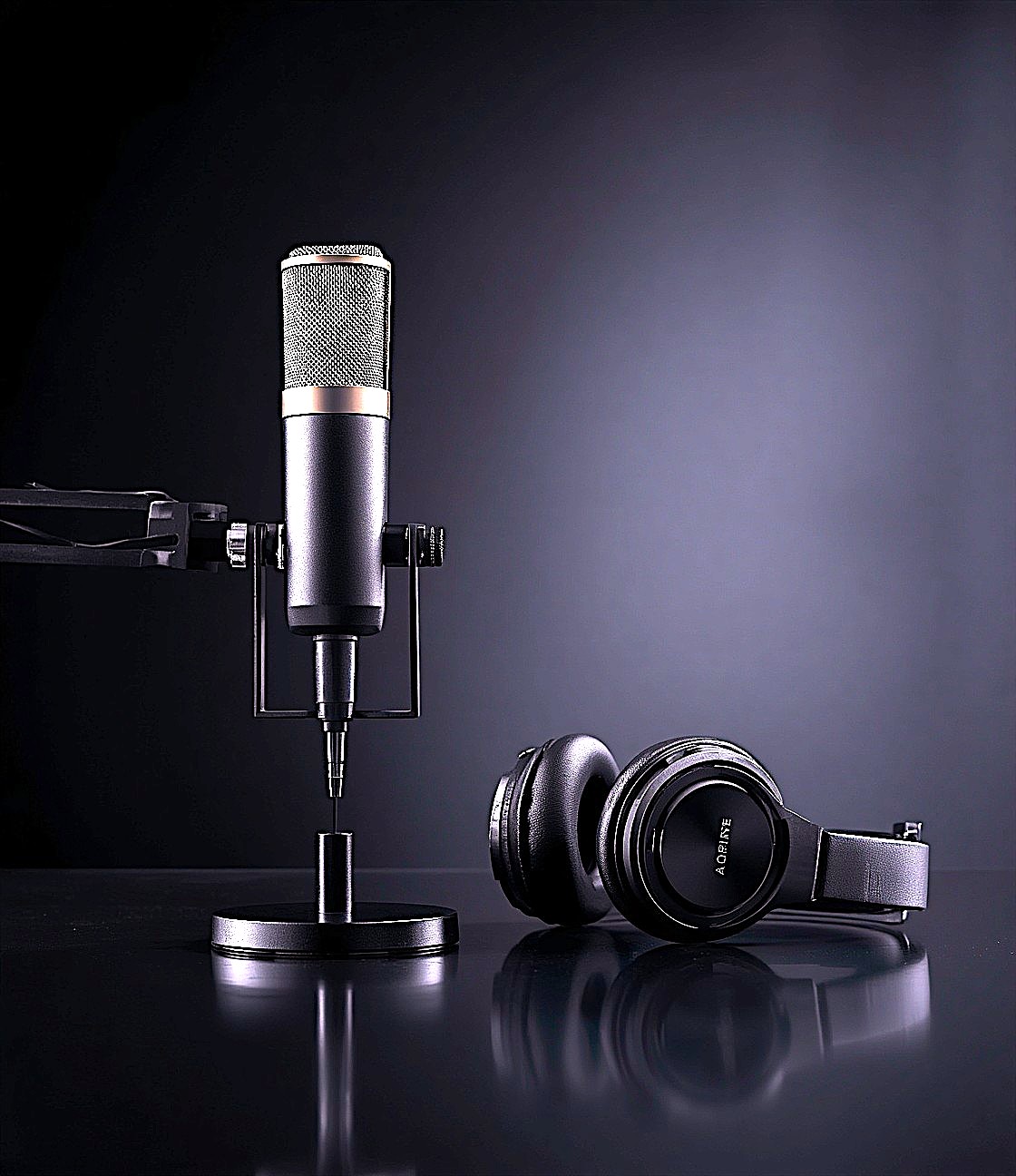 Microfono e cuffie da studio podcast